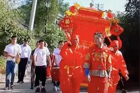 离新郎家还有1.5公里 公公抬着花轿迎接儿媳图片