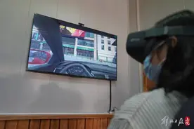 上海这所驾校的学员戴VR眼镜在空调房里学车图片