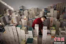 四川“90后”小伙励志摆摊创业成功 向母校捐赠300万元图片
