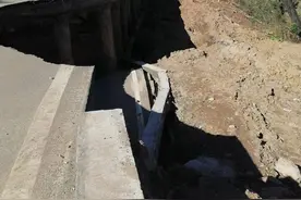 爆裂无声：半生矿工遇暴雨图片