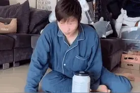 笑岔气！冰壶比赛没有冰就算了，连壶也没有……图片