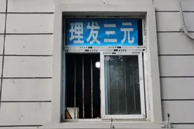 67岁大娘在郑州开理发店只收3元，6年未涨价图片