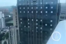 一小飞机超低空穿越成都城区高楼，四川2家涉事公司被处罚款图片