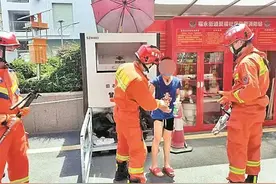 惊险！深圳“熊孩子”被卡进健身器，幸亏他们及时赶到图片