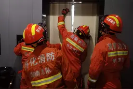 电梯罢工困住学生，消防救援后发现：顽皮学生对电梯“动了手”图片