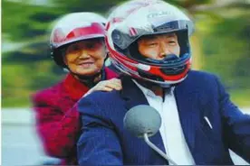 因母亲坐车晕车 男子32年间骑摩托带她游遍大江南北图片