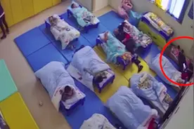 孩子幼儿园午睡时被缠透明胶固定，园方：为了阻止孩子蹬被子视频封面