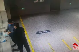 两群众为秦安高铁站捐赠防疫物品图片