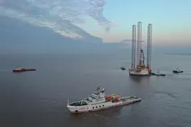 钻探水深超万米，这座石油钻井平台在上海浦东芦潮港交付图片