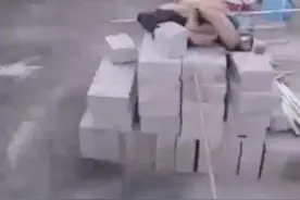 建私人花园？南宁一小区顶层业主拆掉楼顶护栏打穿楼顶图片