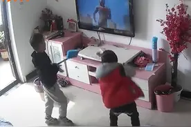 两男孩拿扫把帮奥特曼打怪兽打碎电视，家长：又气又搞笑图片