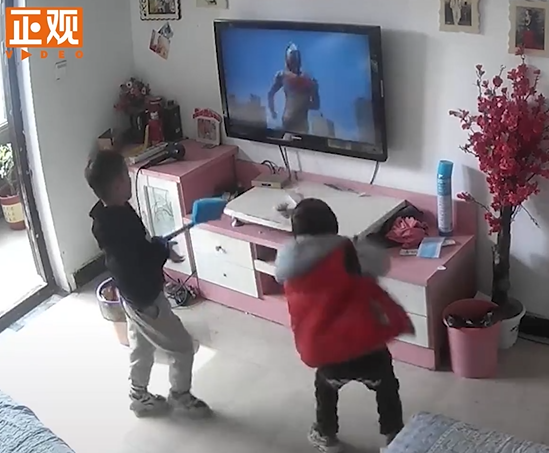 怪兽打奥特曼的小屁股（两男孩拿扫把帮奥特曼打怪兽打碎电视）