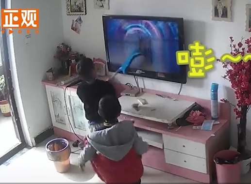 两男孩拿扫把帮奥特曼打怪兽打碎电视，家长：又气又搞笑