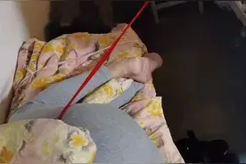 宁波70岁老汉腰间系绳陪护患癌妻子：夜里她好拉醒我图片