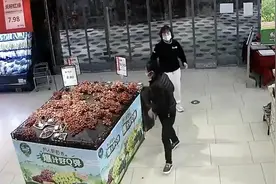 “我有病”！女子拒绝出示健康码强闯超市，还对水果狂吐口水……图片