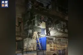 中国好邻居！4岁女孩头卡防护窗两脚悬空 小区居民爬梯托举近20分钟图片