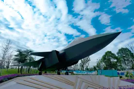 歼20全尺寸金属立项论证样机在成都亮相，此前从未公开展示图片