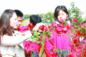 教室在田间地头，上课种花草瓜果图片
