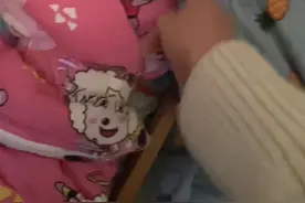 家长发帖称老师用胶带“捆绑”3岁女童午休 涉事早教中心称配合调查，警方已介入图片