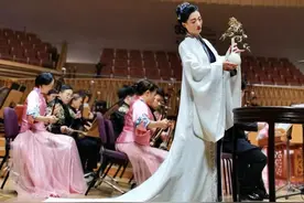 在交响音乐厅唱京剧，请喜剧人主持，她想让传统文化融入城市生活图片