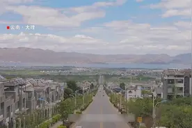 大理一公路突然爆红，不少游客甚至躺到路中间拍照，交警：危险且违法图片