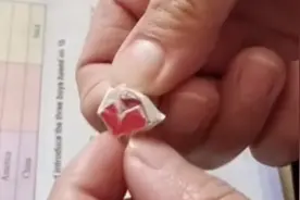 开心又意外！老师收到学生“套娃”盲盒 拆到最后被甜到了……图片