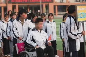 班主任邀请残疾学生参加运动会入场式 网友：一个都不能少，好老师图片