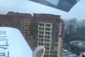 小飞机超低空穿越成都城区高楼，四川2家涉事公司被处罚款图片
