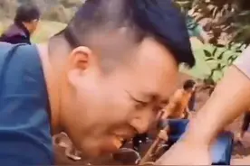 四川男子强装镇定骗朋友吃酸橘子，朋友酸到“面目狰狞”，网友：伤敌一千自损八百图片