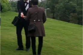 大妈蹲守公园专抢新人红包 不给就“咒离婚”公园：将加强劝导图片
