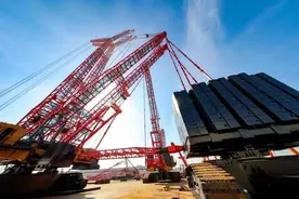 约等于10个篮球场大小！全球最大吨位履带起重机交付使用图片