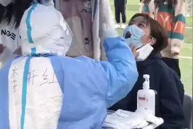 小姐姐“花式”核酸检测逗乐医护人员！网友：防护太到位图片