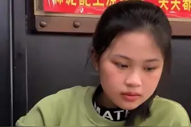 广东女生被室友带去第一次吃成都火锅，辣出“非静止画面”，网友：给孩子辣蒙了图片