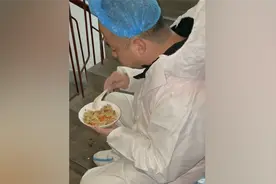防疫志愿者为家人安全坐楼道吃饭 孩子隔门激动喊爸爸图片