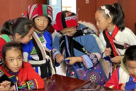 撒尼娃巧手绣出花朵朵“跟着大师学非遗”体验活动进石林图片