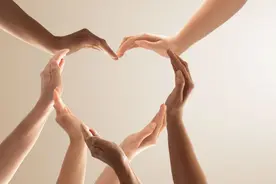 胡润百富发布全球世纪慈善家报告 榜首为捐赠总价值6700亿元的印度人 国内马化腾、马云、李嘉诚上榜前50图片