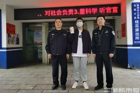 学生等车时手机滑落，大爷捡起就走被监控抓拍图片