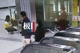 女乘客武汉地铁站内肚子疼，矿泉水瓶变身“热水袋”送上温暖图片