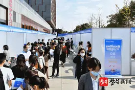 应届博士年薪50万起步！苏州226家单位组团赴南大引才，企业高薪求贤图片