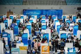 秋招季来了！企业招聘争投“00”后所好，多数本科岗位月薪达8000元图片