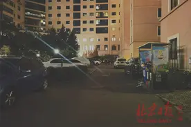 独占私人车库门前区域，小区公共车位成了“自留地”图片