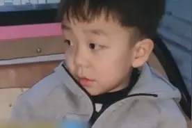 小男孩不舍得吃生日蛋糕，坚持要送给捡瓶子的老奶奶视频封面