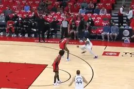 天赋！米切尔大幅度后撤步出手仍遭杰伦-格林大帽图片