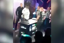 波兰举办奇葩扇巴掌比赛 300斤重男选手被一掌扇晕图片