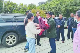 泪目！桂林两姐弟被拐26年，终于与父亲团圆(图)图片