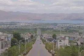 太危险！又有人躺网红公路中间拍婚纱照图片