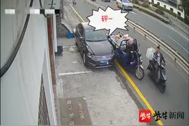 两人边骑车边聊天，前方突然出现一辆小轿车，结果撞了图片
