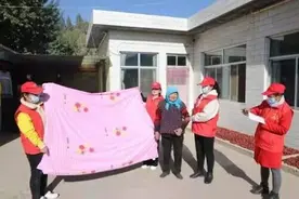 甘肃临泽：“晒”被子晒暖老人心晒出新风尚图片