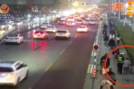 车流中，交警用身体当“拐杖”护送老人归家图片