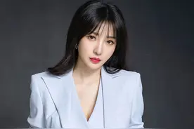 柳岩浅蓝西装造型又美又飒 披肩发映衬精致面孔笑容养眼图片